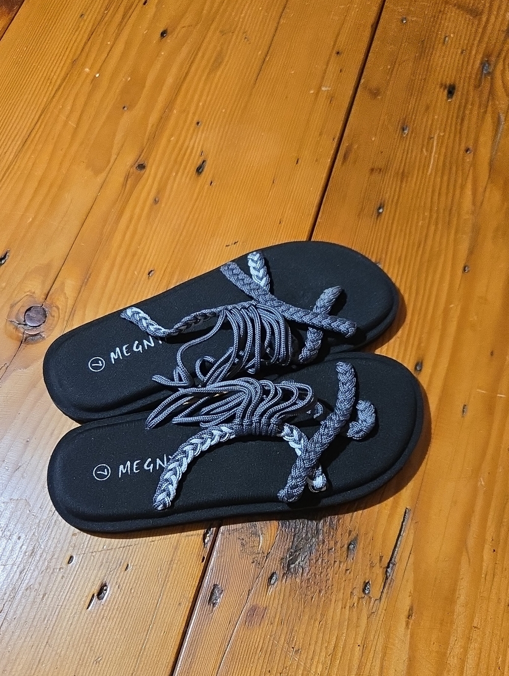 MEGNYA Black Sandal Flip Flops with Braided Gray Straps Sz 7